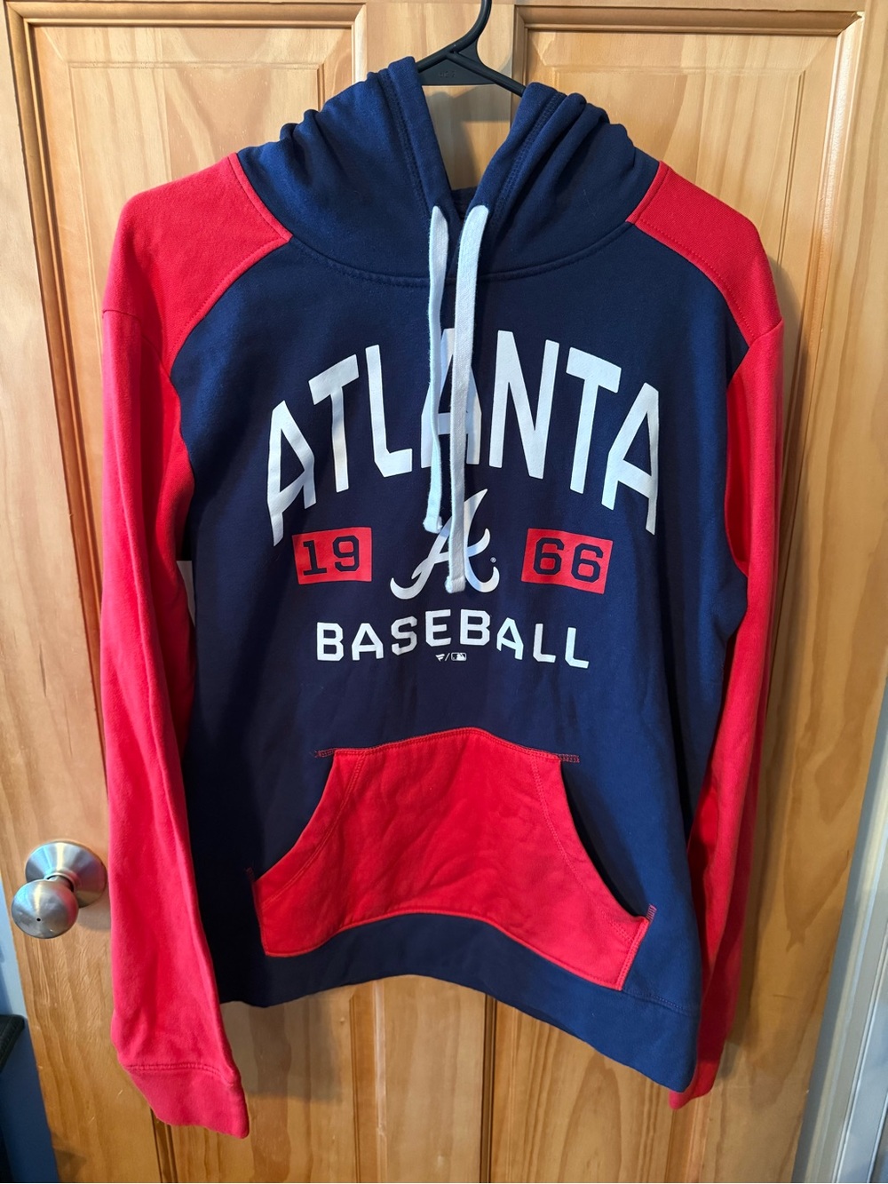Like New, Men’s Size Medium Atlanta Braves Hoodie